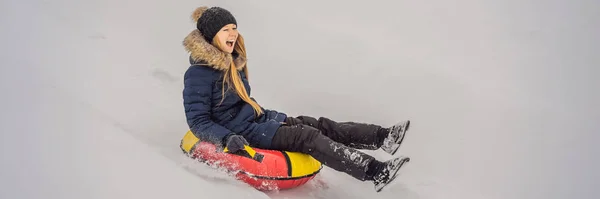 Invierno, ocio, deporte, amistad y concepto de personas - mujer deslizándose por los tubos de nieve BANNER, FORMATO LARGO — Foto de Stock