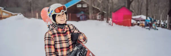 어느 화창 한 겨울날, 스키 리조트 바너에서 긴 포마 트를 타고 있는 여자 눈보더 — 스톡 사진