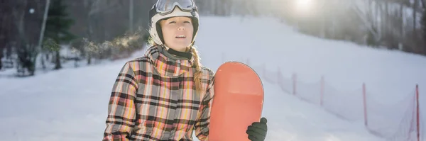 Nő snowboardozó egy napos téli napon egy sípályán BANNER, LONG FORMAT — Stock Fotó