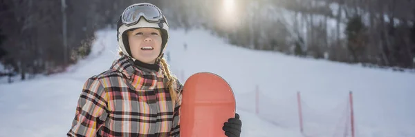 Žena snowboardista na slunném zimním dni v lyžařském středisku BANNER, DLOUHÁ FORMÁT — Stock fotografie