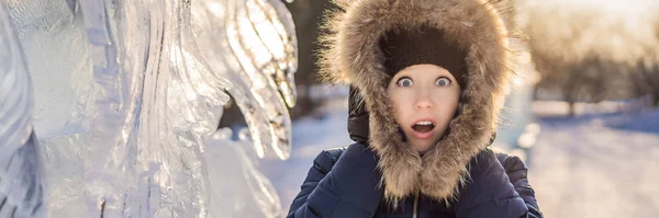Krásná usmívající se mladá žena mezi ledem v zimě venku. Zimní koncept Banner, Long Format — Stock fotografie