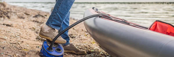 Kaukázusi férfiak készülnek egy kajak utazásra a tengeren. Summer Recreation Banner, Hosszú formátum — Stock Fotó