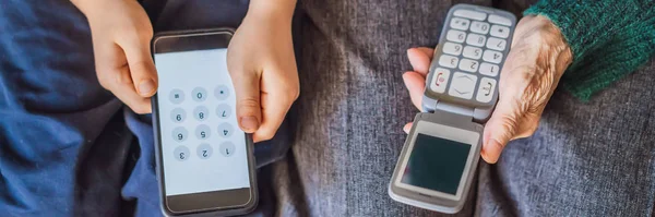 Vieille femme utilise un vieux téléphone, garçon utilise un smartphone BANNER, FORMAT LONG — Photo