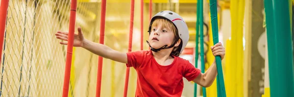 Porträt eines 6-jährigen Jungen mit Helm und Klettern. Kind im Abstinenzkurs auf Abenteuerspielplatz Banner, Langformat — Stockfoto