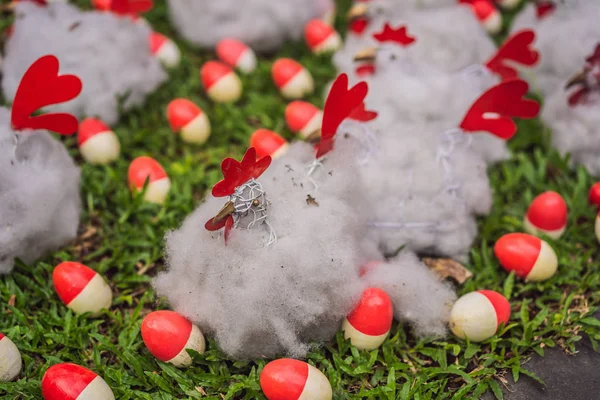 Huhn und rote Eier auf dem Rasen — Stockfoto