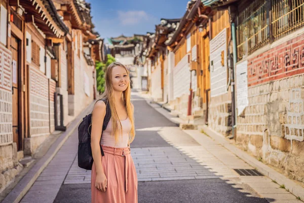 Jovem turista em Bukchon Hanok Village é um dos lugares famosos para as casas tradicionais coreanas foram preservados. Travel to Korea Concept — Fotografia de Stock