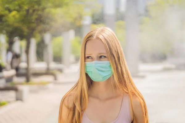 Пожежі в Австралії. Жінки носять гігієнічну маску на відкритому повітрі. Люди в масках через вогнища в Австралії. Проблеми, які виникають у великих містах по цілому світі. забруднення повітря, довкілля — стокове фото