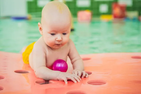 Piękne matki nauczania cute dziewczynka jak pływać w basenie. dziecka, zabawy w wodzie z mamą — Zdjęcie stockowe