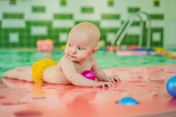 Piękne matki nauczania cute dziewczynka jak pływać w basenie. dziecka, zabawy w wodzie z mamą — Zdjęcie stockowe