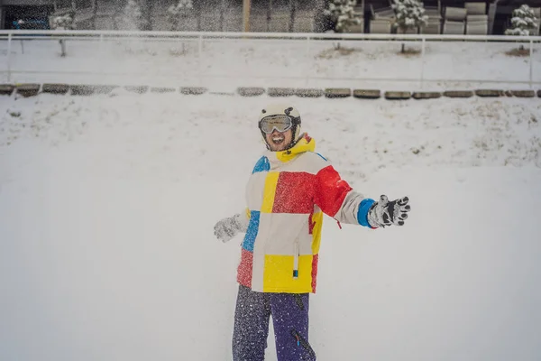 Um homem joga neve e gosta do inverno, fora — Fotografia de Stock