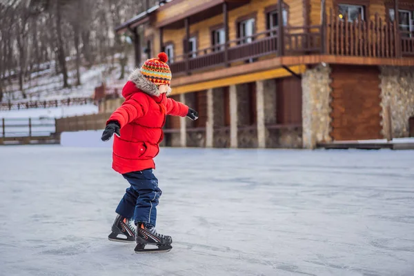 Niño patinaje sobre hielo por primera vez — Foto de Stock