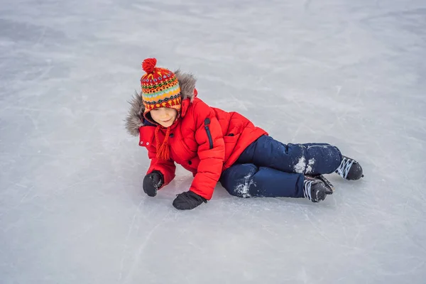Boy ice skating for the first time — Stock Photo, Image
