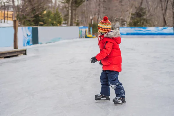 Мальчик катается на коньках впервые — стоковое фото