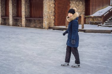 mutlu güzel kız giyiyor sıcak kış buz pateni kıyafetleri