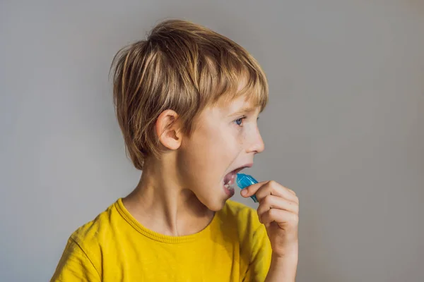 Altı yaşındaki çocuk miyofonksiyonel antrenör gösteriyor. Dişlerin büyümesini ve doğru ısırığı dengelemeye yardımcı olur, ağız solunumu alışkanlığı geliştirir. Dilin konumunu düzeltir — Stok fotoğraf
