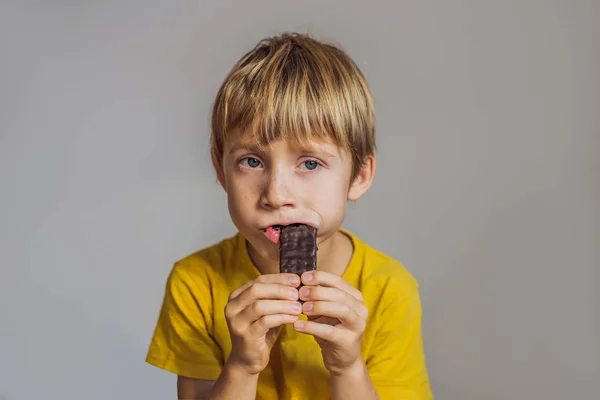 Primer plano de niño comiendo una barra de chocolate —  Fotos de Stock