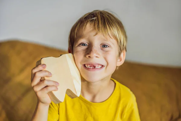 Um rapaz de 6 anos tem uma caixa para dentes de leite. Mudança de dentes — Fotografia de Stock