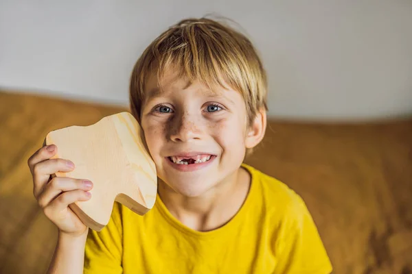 Un ragazzo, 6 anni, tiene una scatola per i denti da latte. Cambio dei denti — Foto Stock