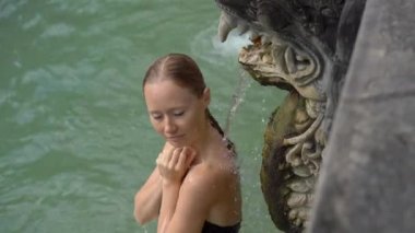 Genç bayan turist Bali adasındaki ünlü Banjar Kaplıcaları 'nı ziyaret ediyor. Bali Seyahat Konsepti