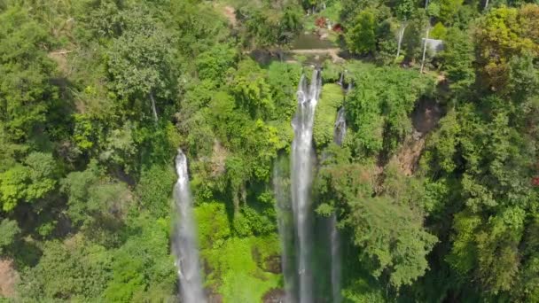 La plus grande cascade de l'île de Bali - la cascade de Sekumpul. Voyage à Bali concept .
