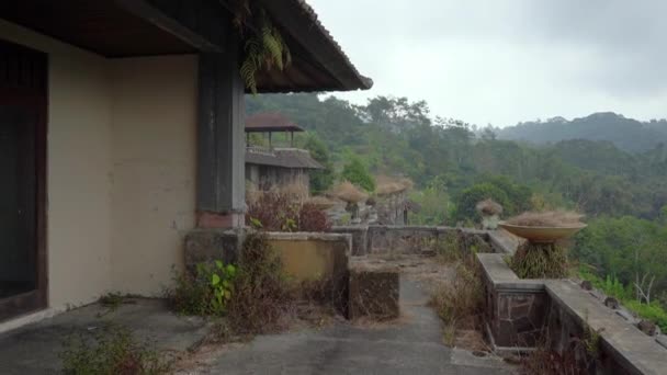 ベドゥグルの放棄された神秘的なホテル。インドネシア、バリ島。バリ旅行のコンセプト — ストック動画