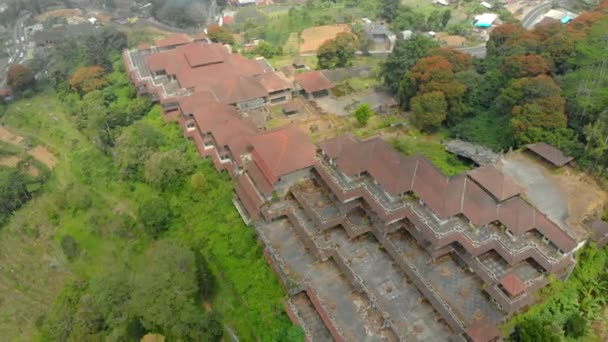 Foto aerea dell'hotel abbandonato e misterioso di Bedugul. Indonesia, isola di Bali. Concetto di viaggio di Bali — Video Stock