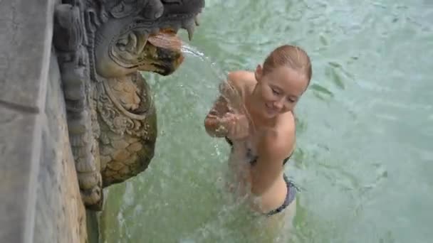 Jonge vrouw toerist bezoekt de beroemde Banjar Hot Springs op het Bali eiland. Bali Travel Concept — Stockvideo