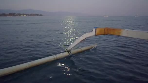 Eine Fahrt in einem traditionellen asiatischen Boot bei Sonnenaufgang auf dem Weg zum Delfinbeobachtungsort in der Lovina-Bucht. — Stockvideo