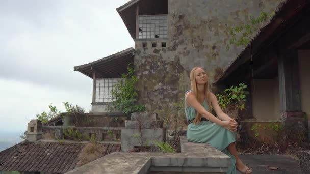 Jovem turista visita o hotel abandonado e misterioso em Bedugul. Indonésia, Ilha Bali. Bali Travel Concept — Vídeo de Stock