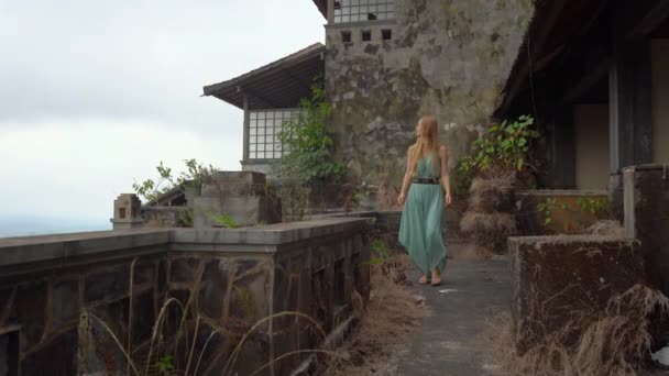 Ung kvinna turist besöker den övergivna och mystiska hotell i Bedugul. Indonesien, Bali Island. Bali resekoncept — Stockvideo