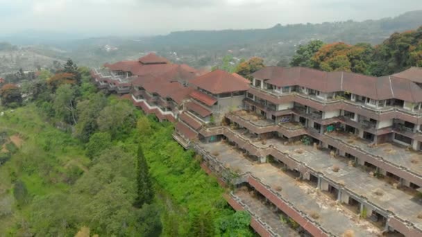 Zdjęcie lotnicze opuszczonego i tajemniczego hotelu w Bedugul. Indonezja, wyspa Bali. Koncepcja podróży na Bali — Wideo stockowe