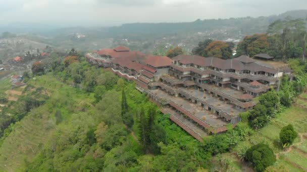 Zdjęcie lotnicze opuszczonego i tajemniczego hotelu w Bedugul. Indonezja, wyspa Bali. Koncepcja podróży na Bali — Wideo stockowe