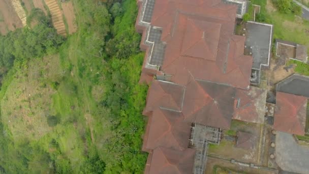 Foto aérea del hotel abandonado y misterioso en Bedugul. Indonesia, isla de Bali. Concepto de viaje de Bali — Vídeos de Stock