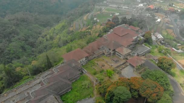 Zdjęcie lotnicze opuszczonego i tajemniczego hotelu w Bedugul. Indonezja, wyspa Bali. Koncepcja podróży na Bali — Wideo stockowe