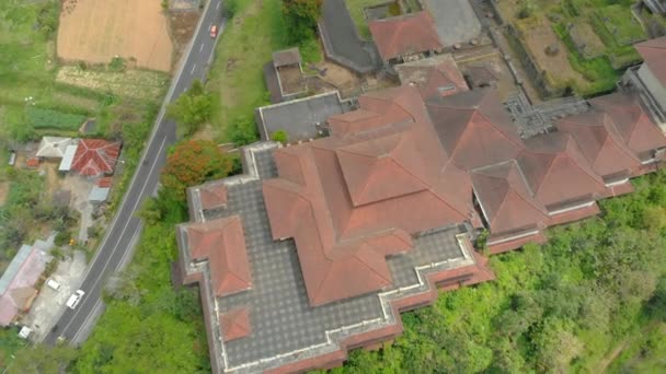 Aerial shot of the abandoned and mysterious hotel in Bedugul. Indonesia, Bali Island. Bali Travel Concept — Stok video