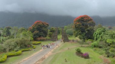 Bali adasının Bedugul bölgesindeki geleneksel büyük geçit girişinin hava görüntüleri. Bali konseptine Seyahat