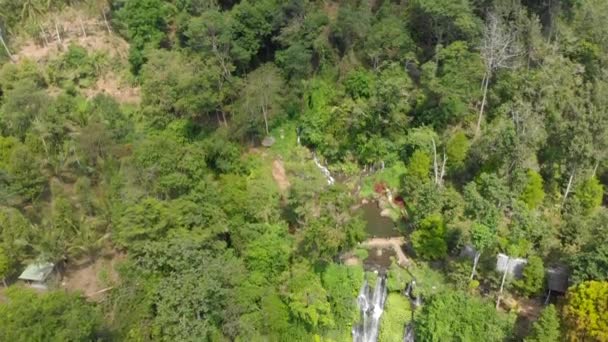 Повітряний постріл найбільшого водоспаду на острові Балі - водоспаду Секумпул. Подорож на Балі. — стокове відео