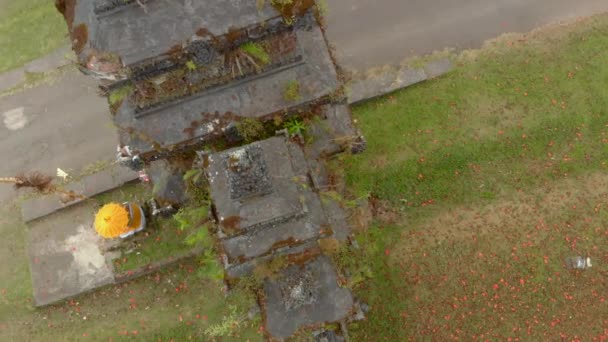 Vue aérienne d'une entrée traditionnelle d'une grande porte dans la région de Bedugul de l'île de Bali. Voyage à Bali concept 