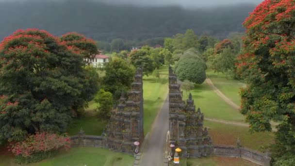 Zdjęcie lotnicze tradycyjnego dużego wejścia do bramy w Bedugul obszarze wyspy Bali. Podróż na Bali — Wideo stockowe