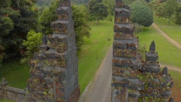 Luchtfoto van een traditionele grote poort ingang in Bedugul gebied van het Bali eiland. Reis naar Bali concept — Stockvideo