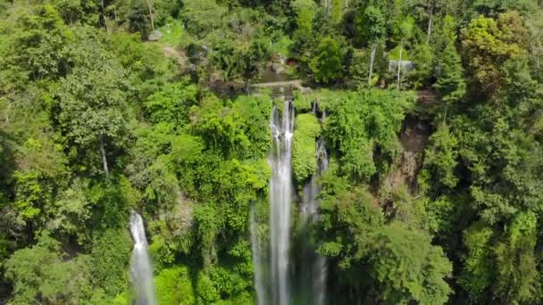 Foto aérea de la cascada más grande de la isla de Bali: la cascada de Sekumpul. Viajes al concepto de Bali. — Vídeo de stock