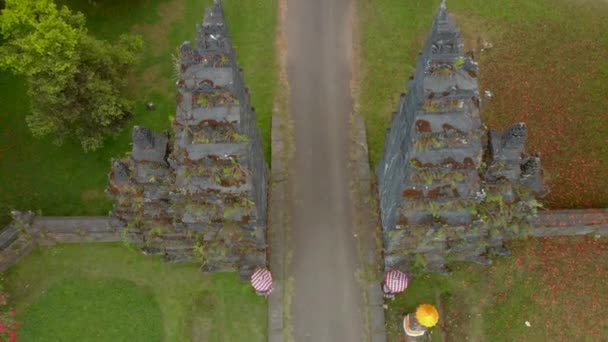 Foto aérea de una entrada tradicional de gran puerta en la zona de Bedugul de la isla de Bali. Viajes al concepto de Bali — Vídeo de stock