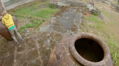 Turist ailesi Bedugul 'daki terk edilmiş ve gizemli oteli ziyaret ediyor. Endonezya, Bali Adası. Bali Seyahat Konsepti