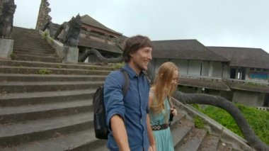 Turist ailesi Bedugul 'daki terk edilmiş ve gizemli oteli ziyaret ediyor. Endonezya, Bali Adası. Bali Seyahat Konsepti