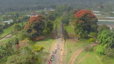 Bali adasının Bedugul bölgesindeki geleneksel büyük geçit girişinin hava görüntüleri. Bali konseptine Seyahat
