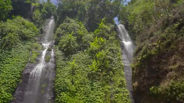 La più grande cascata dell'isola di Bali - la cascata di Sekumpul. Viaggio a Bali concetto . — Video Stock
