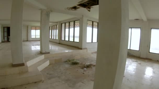 Το εγκαταλελειμμένο και μυστηριώδες ξενοδοχείο στο Bedugul. Ινδονησία, Νήσος Μπαλί. Μπαλί ταξιδιωτική έννοια — Αρχείο Βίντεο