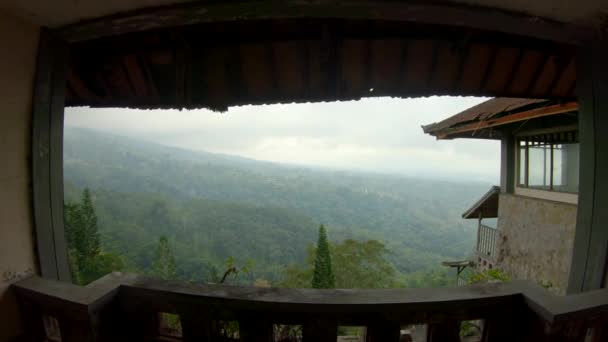 El hotel abandonado y misterioso en Bedugul. Indonesia, isla de Bali. Concepto de viaje de Bali — Vídeos de Stock