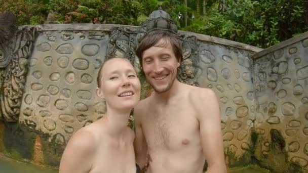 Glad familj turister besöker den berömda Banjar Hot Springs på Bali ön. Bali resekoncept — Stockvideo