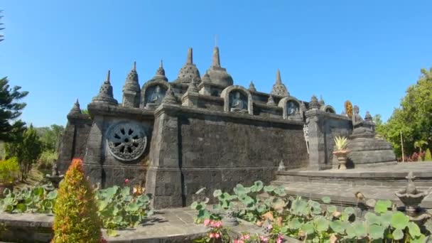 Внутренняя часть храма Брахма Вихара Арама на острове Бали, Индонезия. Путешествие на Бали — стоковое видео